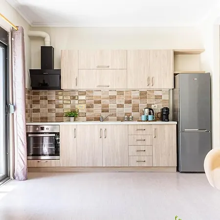 Charm 3, 1br Ap, Kitchen, Parking & Patio