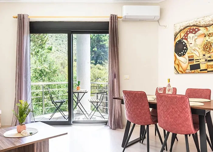 Charm 3, 1br Ap, Kitchen, Parking & Patio Daire *