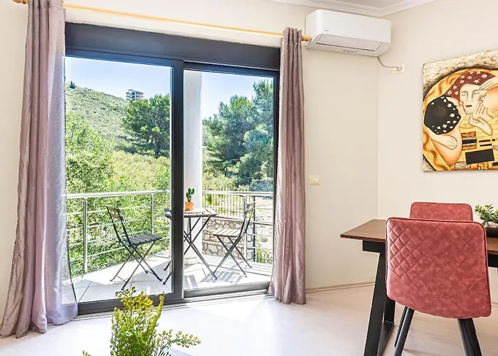 Charm 3, 1br Ap, Kitchen, Parking & Patio Daire