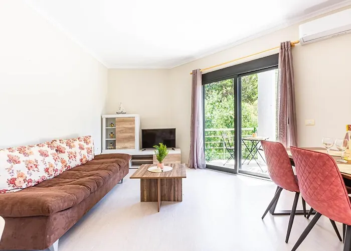 Daire Charm 3, 1br Ap, Kitchen, Parking & Patio Saranda